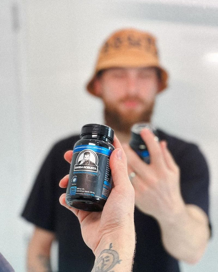 Homem segurando o Multivitamínico Barba Robusta